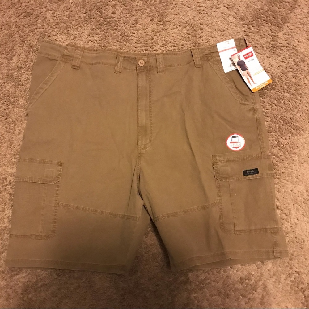 NWT Wrangler Relaxed Fit Cargo Shorts